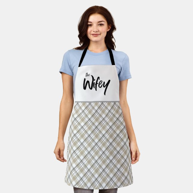 Delantal Tipografía divertida de novia Wifey Plaid neutral (Gastado)