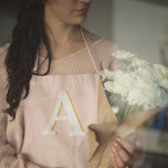 Delantal Tipografía inicial de color rosa Rubor monograma<br><div class="desc">Un diseño inicial minimalista simple con una tipografía retro vintage en blanco con una sombra dorada sobre un fondo rosa rubor. La carta puede ser fácilmente personalizada para crear su propio diseño de monograma!</div>