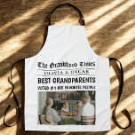 Delantal Titular de periódico personalizado | Mejor abuelo<br><div class="desc">¡Haga que su tiempo en la cocina sea aún más especial con este divertido y reconfortante delantal personalizado del "Grandhood Times"! Diseñado como una portada del periódico, este delantal personalizado presenta su foto favorita de la familia, los nombres de los nietos y un audaz titular que los declara como los...</div>