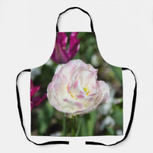 Tulipanes rosa brillante en un día soleado