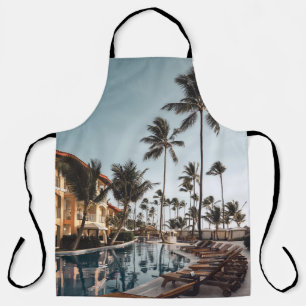 Delantal Tumbonas de madera marrón cerca de la piscina rod