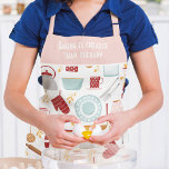 Delantal Una Cocina Moderna Y Divertida<br><div class="desc">Funny Baking Saying Modern Kitchen Pink Apron presenta un colorido patrón de cocina con el texto editable "El hornear es más barato que la terapia" en la tipografía de escritura moderna. Perfecto regalo para Navidades, cumpleaños, Día de la Madre y para los que disfrutan cocinando. Diseñado por ©Evco Studio www.zazzle.com/store/evcostudio...</div>
