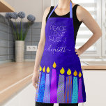 Delantal Velas de Hanukkah Menorah con luz azul de amor por<br><div class="desc">"Paz, amor y luz". Aquí hay una forma maravillosa de añadir a la diversión de sus vacaciones horneando. Añade brillo extra a tus aventuras culinarias vacacionales cuando usas este impresionante, colorido y personalizado delantal Hanukkah. Un ilustracion juguetón y artístico de velas de menorah azules con coloridos patrones de Relieve metalizado...</div>