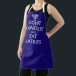 DELANTAL VELAS LIGERAS Y LAGOS DE COMIDA<br><div class="desc">Diversión para Chanukah. VELAS LIGERAS Y LAGOS COMIENDO con una menorah. Diseño basado en la moral británica de 1939.</div>
