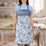 Delantal Vintage Blue Floral Toile<br><div class="desc">Eleva tu estilo de cocina con este magnífico delantal floral azul, personalizado sólo para ti. Con un estilo botánico atemporal azul y blanco que evoca la elegancia clásica, este delantal es tan bonito como funcional. El rico panel azul del pecho se personaliza con un guión elegante, lo que lo convierte...</div>