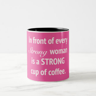 Delante de cada taza fuerte de la mujer