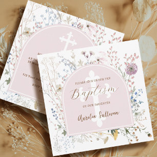 Delicada invitación al bautismo en el arco de flor