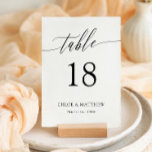 Delicar la tabla de nombres de caligrafía y fecha<br><div class="desc">Grandes tarjetas de mesa elegantes en blanco y negro con un delicado guión de caligrafía. ¡Añade también tus nombres y fecha de boda!</div>