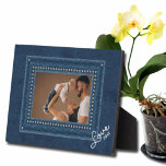 Denim Fotografía familiar sin marco Easel Back<br><div class="desc">Un falso marco de jean azul tupido en cristal sobre un fondo profundo de denim con cualquier texto en letras de moda resalta tu foto favorita. ¡CAMBIAR la redacción, las fuentes y el color de fuente también! Ideal como regalo o para mostrar tu foto favorita en tu propia casa. **Plantilla...</div>
