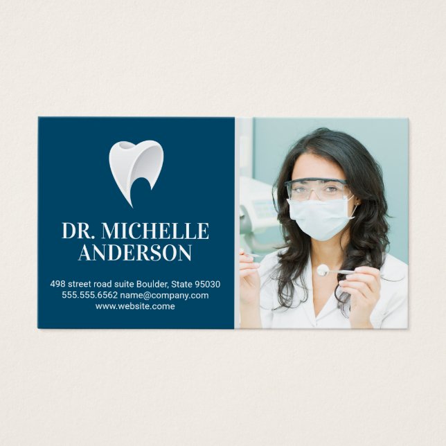 Dentist Holding Dental Tools | Logotipo dental (Frente)