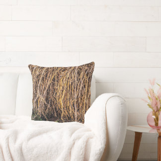 Desarraigado 5 en un Cojín decorativo de serie