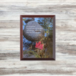 Desiderata verse la hoja roja caída en la placa de<br><div class="desc">La placa de la pared de madera muestra la foto de una hoja de arce roja y caída sobre la superficie del agua junto con un verso inspirador del famoso poema de Desiderata escrito por Max Erhmann. Seleccione su tamaño de placa de pared. ¡Un regalo para la familia y los...</div>