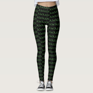 Despertado en verde sobre pantalones de yoga negro