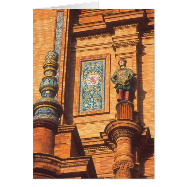 Detalle de estatua de cerámica en la Plaza de Espa (Frente)