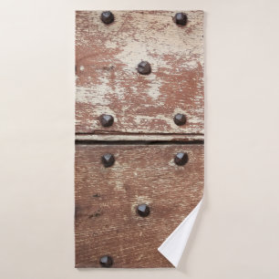 Detalle de una antigua puerta pintada de mal gusto