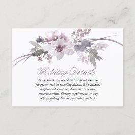 Detalles de la recepción de boda floral morada de 