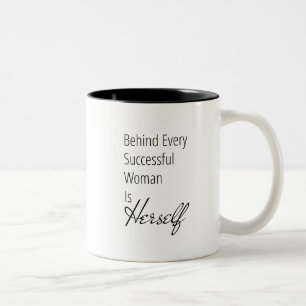 Detrás de la mujer es ella misma la taza