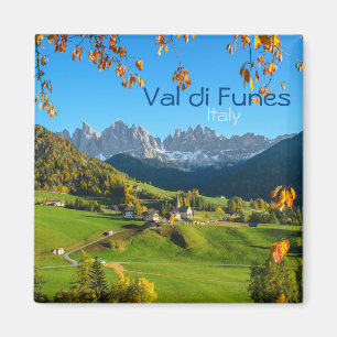 Di Funes de Val con el imán cuadrado del texto de