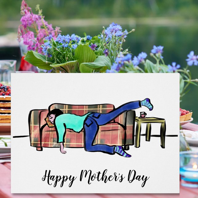 Día de la Madre divertido que mamá duerme (Funny happy Mother’s Day holiday greetings card with mom asleep on the sofa illustration )