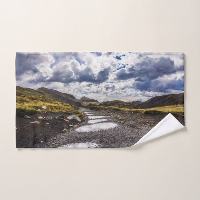 Día De Lluvia En Torres Del Paine NP (Toalla de mano)