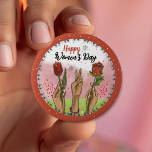 Día Feliz de la Mujer Botón Rojo Manos Sosteniendo