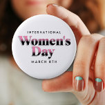Día Internacional de la Mujer | Botón 8 de Marzo<br><div class="desc">El 8 de marzo es el botón del Día Internacional de la Mujer. Botón de texto vintage de color negro y rosa para celebrar la igualdad de las mujeres.</div>