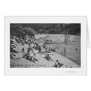 Día típico en la playa de arena Monte Rio, CA