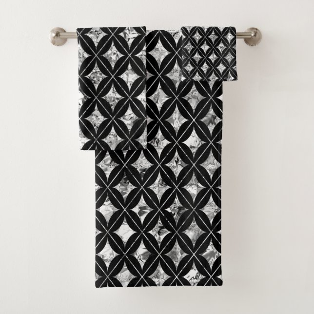 Diamantes plateados sobre toallas negras (In situ)