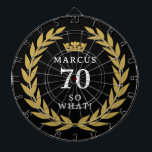 Diana 70 Así que qué gracioso Laurel Wreath corona el 70<br><div class="desc">70 Así que qué gracioso Laurel Wreath Crown 70th Birthday Dart Board. Una cita graciosa tengo 70 años, así que qué en letra negrita moderna. El diseño tiene una corona de laurel alrededor de las palabras y una corona sobre el nombre personalizado. Añade tu nombre. Un regalo perfecto para un...</div>