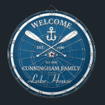 Diana Apellido | Oars and Anchor Personalizado Blue<br><div class="desc">Divertido "bienvenido a la casa del lago" tablero de dardos personalizado. Cambie el nombre,  el año y el nombre de su escapada de vacaciones (casa de playa,  cabaña,  casa de verano,  etc.) para hacer de este un regalo maravilloso y único.</div>