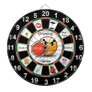 Diana Beber juego de mesa de Dart con feliz cara
