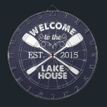 Diana Bienvenidos al Lake House | Gales de canoas rustic<br><div class="desc">Pase sus relajantes horas junto al lago jugando dardos con este divertido y único tablero de dartboard. El diseño presenta un fondo azul de medianoche con "Welcome to the Lake House" en un texto rústico en bloque y dos rejas de canoa cruzadas. Personalizar con el año establecido para un impresionante...</div>
