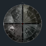 Diana BIGFOOT SASQUATCH FACE RETRAIT Dartboard<br><div class="desc">Diseño original que representa cuatro caras/retratos diferentes del gran, macizo, ilusorio Pie Grande, o Sasquatch, con un aspecto... ¡no divertido! Para esto, usamos nuestra propia, hecha a sí misma, representación del Pie Grande / Sasquatch. Las camas son tranquilas, con un mínimo impacto en la imagen de detrás. Las dobles y...</div>