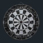Diana Black Marble Faux Relieve metalizado plateado Fami<br><div class="desc">Un diseño clásico de tablero de dartboard con alternancia de mármol negro y triángulos falsos de Relieve metalizado plateado. Hay un nombre de familia en la parte superior y un mensaje en la parte inferior,  ambos como textos arqueados con gorras grises plateadas.</div>