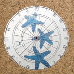Diana Costa Azul Starfish Nautical<br><div class="desc">Una dardos azul y blanco náutico con tonos oscuros y degradados de pez estrella azul sobre fondo blanco y arena. Personalice este dardo con temática costera con Iniciales o elimine. Esta imagen es fotografía original de JLW_PHOTOGRAPHY.</div>