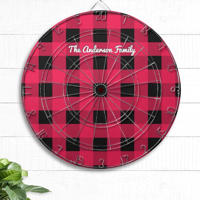 Diana Cuadro Escocés Búfalo Rojo Patrón de Cuadro Rústic (A dart board with rustic red and black buffalo check pattern and custom name in script typography)