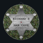 Diana Cueva del hombre de la insignia conocida del<br><div class="desc">Este diseño adaptable del modelo del camo tiene una insignia metalizado del sheriff con el espacio para que usted añada su nombre y las palabras "cueva del hombre" o cualquier otra palabra que usted quisiera. El camuflaje está en sombras del verde y del marrón. Es un gran diseño para una...</div>