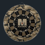 Diana Dartboard de color negro de nombre personalizado<br><div class="desc">Personalice este tablero de anuncios de camuflaje negro y marrón con su nombre y su inicial. Un gran regalo para un chico adolescente. Diseñado para ti por Blackberry Boulevard.</div>