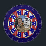 Diana El americano de las barras y estrellas añade la<br><div class="desc">Este diseño rojo, blanco y azul del dartboard de las barras y estrellas es inspirado por la bandera de los Estados Unidos de América. Parecería fresco en un cuarto de juego o una cueva del hombre con un tema americana rústico y sería una gran manera entretener a sus huéspedes en...</div>