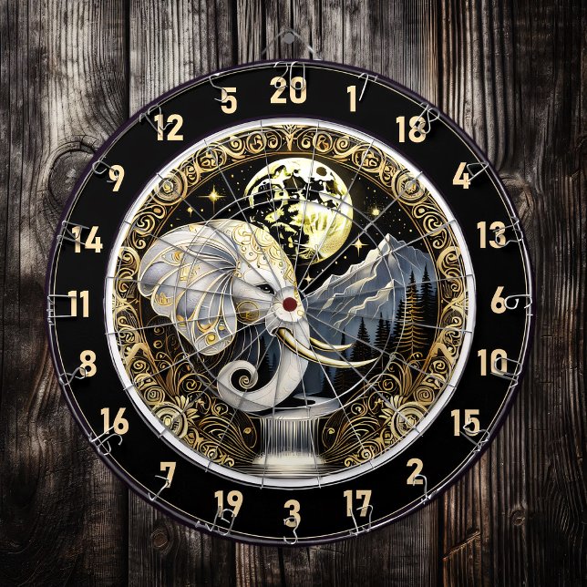 Diana Elefante blanco se para debajo de la luna dorada (Subido por el creador)