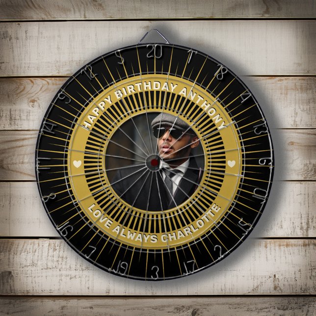 Diana Feliz cumpleaños foto oro negro Personalizado mode (Happy Birthday Photo Gold Black Modern Round Dart Board is elegant for you or birthday gift. )