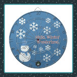 Diana Hola, Winter Wonderland<br><div class="desc">A Slice of Life and Delight presenta una pizarra invernal de Wonderland con un hombre de nieve decorado con copos de nieve blancos,  escritura rosa y un fondo azul. El tablero de dardos de snowman también cuenta con un gorra azul y una bufanda.</div>