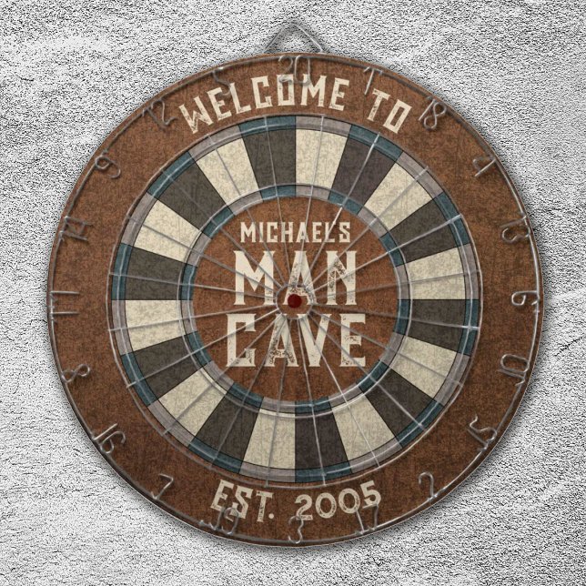 Diana Hombre personalizado cueva tablón de pizarra rústi (A rustic man cave dart board makes a great gift for Father's day, birthday, or christmas!)