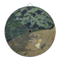 Joven Chica corriendo después de una pelota roja (