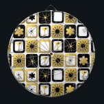 Diana Junta Retro Glamorosa Gold Dart<br><div class="desc">¿Qué es blanco y negro y oro por todas partes? Es esta Junta Retro Glamorosa de Oro Dart. El diseño moderno de mediados de siglo incluye una cuadrícula de imágenes sofisticadas. Hay patrones de mezcla y coincidencia de flores modas, estallidos, gafas de martini y estrellas impresionistas con antecedentes negros, blancos...</div>