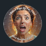 Diana No me Rótulo por este gracioso<br><div class="desc">Ojo de toro en tu cara Cartel humorístico Tanto si eres pro como si juegas por diversión, este hilarante tablero te da personalidad a tus gargantas - ¡porque incluso tu objetivo debería tener una reacción! Conservar la imagen actual del dardo de una mujer muy sorprendida, o reemplazarla con la suya....</div>