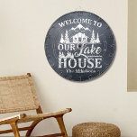 Diana Nombre de familia de la casa del lago moderno<br><div class="desc">Aumente la sala de juegos o el espacio al aire libre con nuestro moderno Lake House Family Name Dart Board, combinando diseño elegante con toques personalizados para una experiencia única y atractiva. Usos ideales: Salas de juegos: Perfecto para mejorar su sala de juegos o su área de entretenimiento con un...</div>