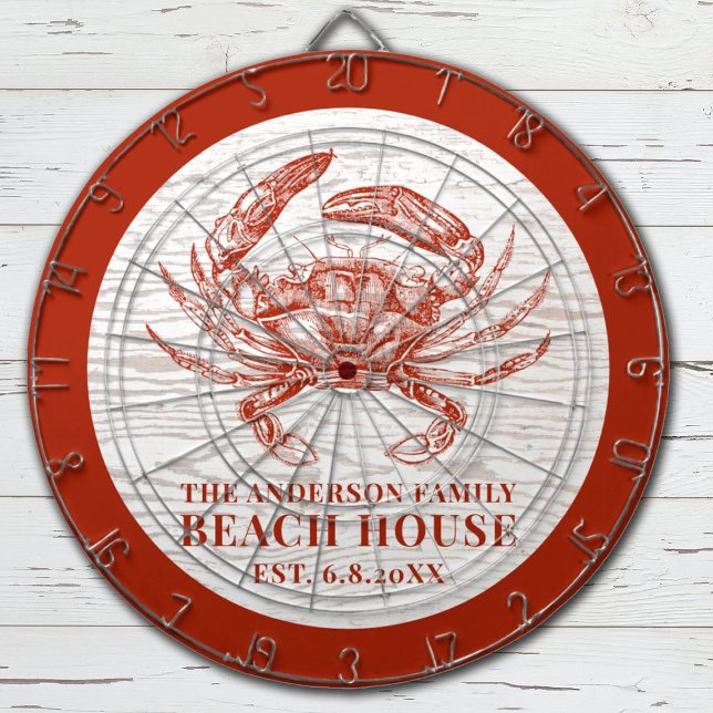 Diana Nombre de la familia de la madera rústica de la ca (A rustic beach house dart board decorated with a red crab, and your name and established date)
