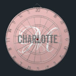 Diana Nombre del monograma rosa de color negro moderno<br><div class="desc">Tablero moderno de dardos rosa rosado con un nombre de tipografía gris y monograma blanco. Personaliza con el nombre y la inicial.</div>