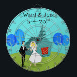 Diana Personalizable Retro Boda Couple Dart Board<br><div class="desc">Este Personalizable Boda Retro Couple Dart Board le hará oír las campanas de los bodas. El estilo de los años 60, con un diseño de arte minimalista, cuenta con un novio y una novia en el día de su boda. La feliz pareja se ve lo suficientemente buena como para estar...</div>